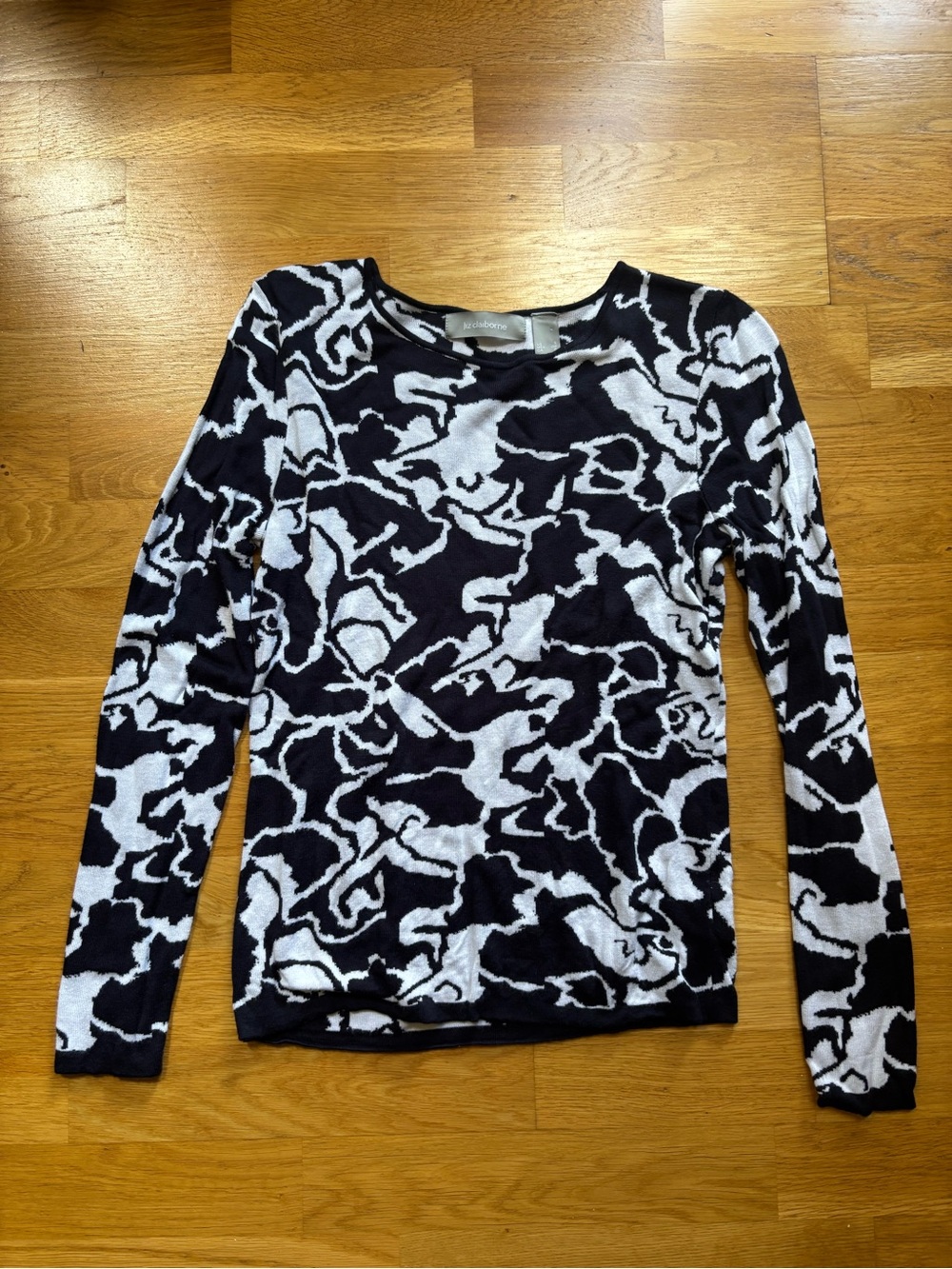 Liz Claiborne Black and White Abstract Crew Neck Sweater